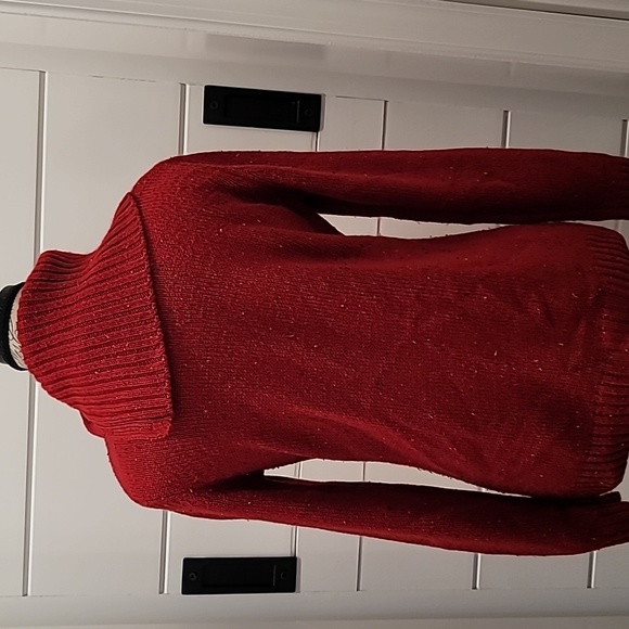 Long Sleeve Sweater With Cable Pattern on Front - Picture 5 of 9